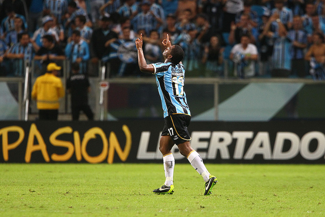 A foto da comemoração do Fernando que manteve a cabeça de Cris sobre seu pescoço é de autoria de Lucas Uebel e se encontra no Flickr do Grêmio